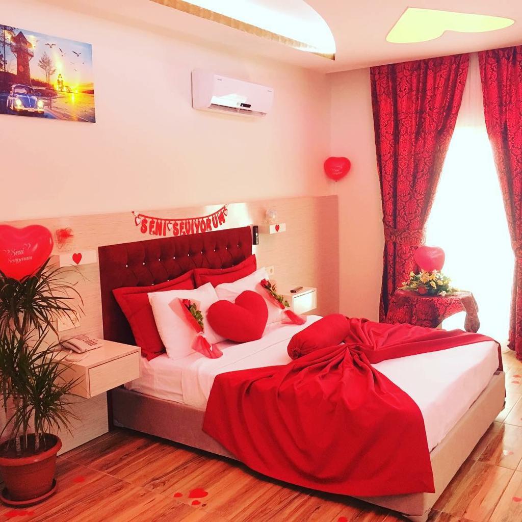 Honeymoon Suite